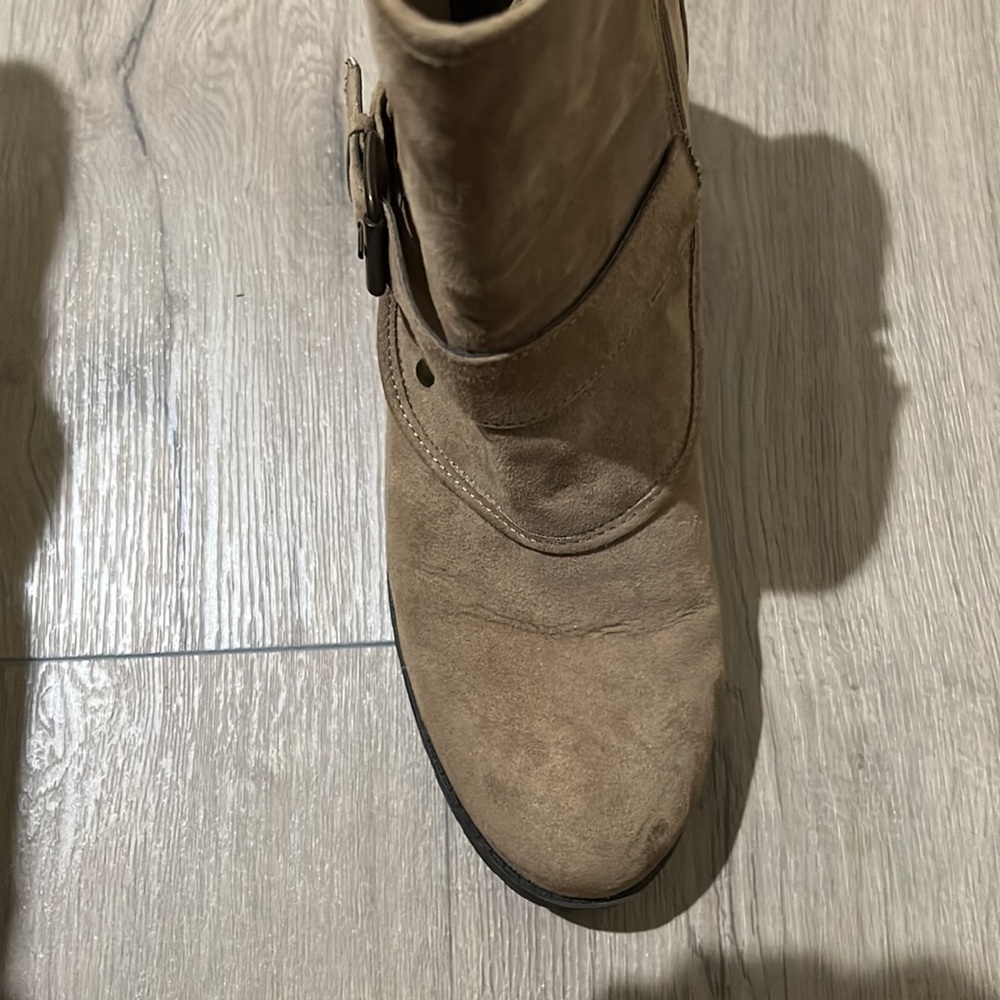 Boots - Picture 3 of 8